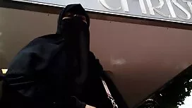 Sopir taksi melempar ...