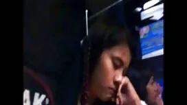 Giselle tuangkan air ...