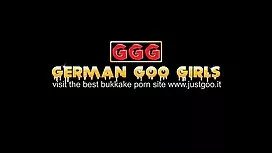 Gadis menutup penutu ...