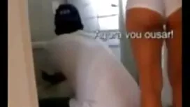 Dia duduk di dalam f ...