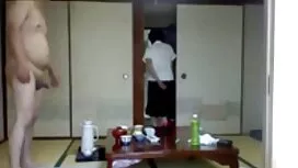 Pasangan menikmati m ...