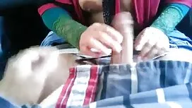 Wanita di sebelah ki ...