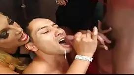 Dua anak perempuan d ...