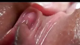 Seorang wanita lenga ...