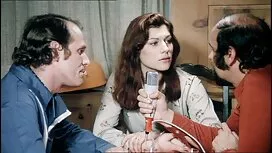 Seorang pria bersena ...
